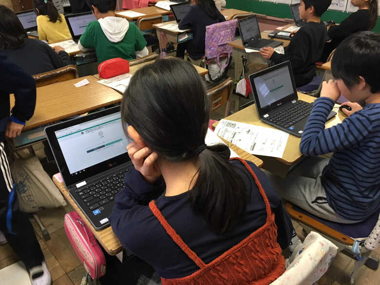 タブレットを使い自分や友達を評価　これによって友達への関心が高まり互いに褒めあうようになる