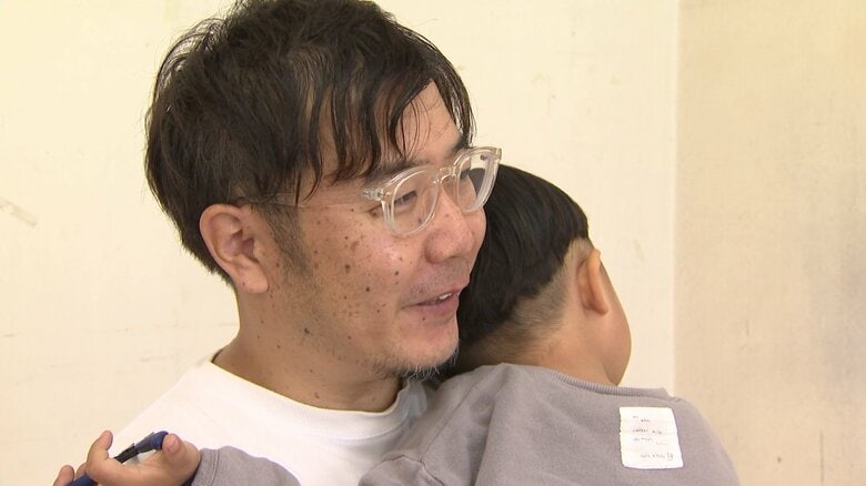 日本画を展示する卒業生