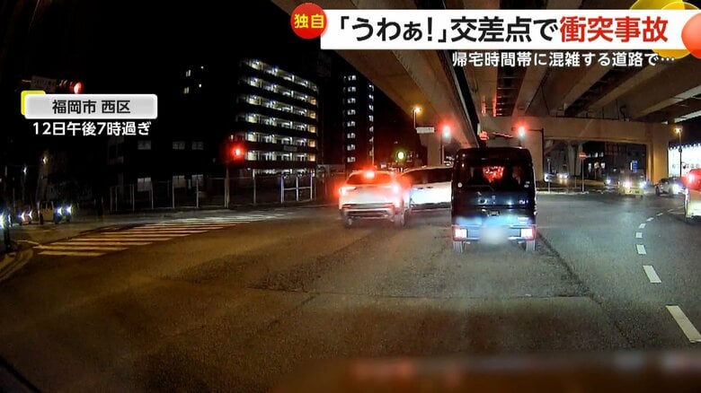 直進する車と右折しようとした車による衝突事故の瞬間（12日午後7時過ぎ、福岡市・西区）④