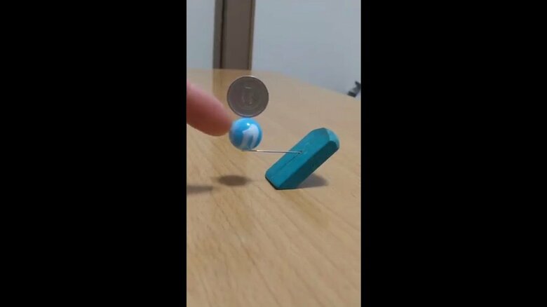 指を作品に近づける