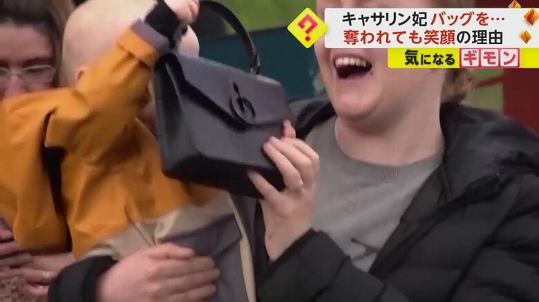 バッグが気に入り、離そうとしない赤ちゃん