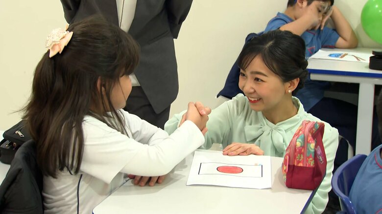 「ビスコンデ・デ・カイル学園」で子どもたちと交流された佳子さま