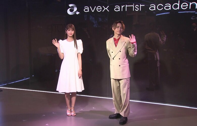 エイベックスアーティストアカデミーの新校舎開校式に登場した(左から)生見愛瑠さん、SKY-HIさん