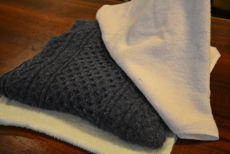 乾いたタオルでニット類を挟み、水分をふき取る