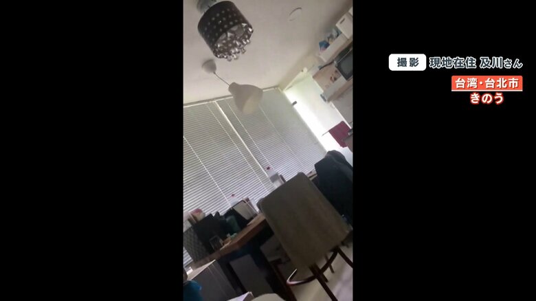 大きく揺れる照明