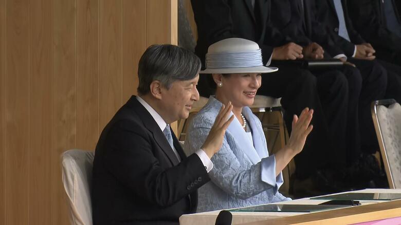 選手団に手を振り応えられる天皇皇后両陛下