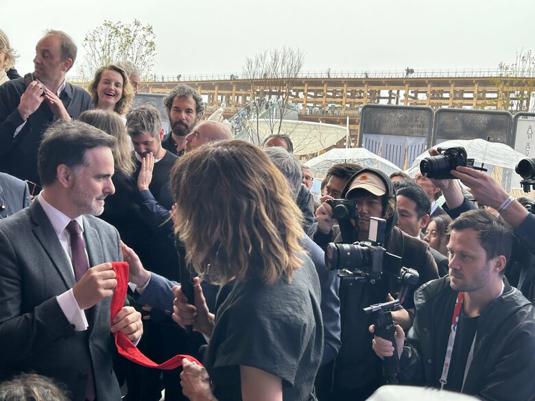 テープカットの代わりにリボンをつないで開会