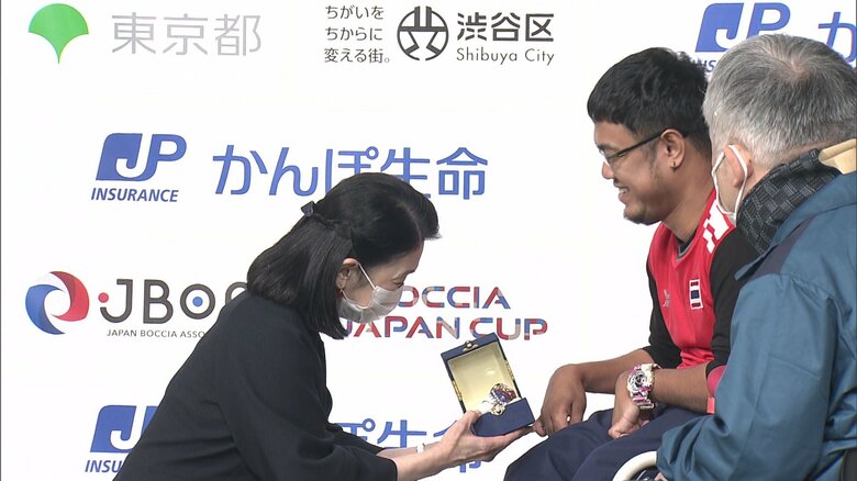 観戦後 タイ代表選手からプレゼントを受け取られた紀子さま