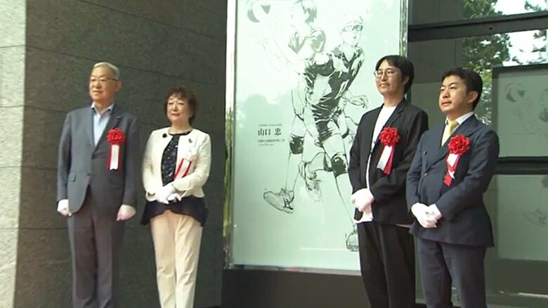 モニュメントは正面玄関脇に設置された