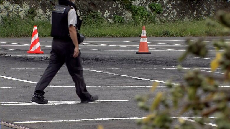 現場の駐車場には車両火災の跡が･･･