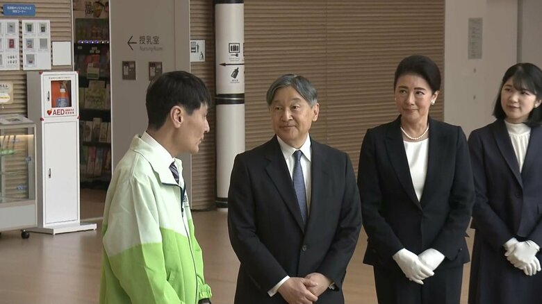 「東日本大震災・原子力災害伝承館」で説明をお聞きになる天皇皇后両陛下と愛子さま