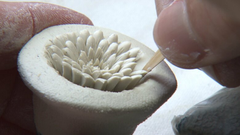 竹べらで花びらを1枚1枚すくい上げる