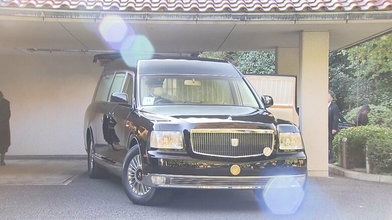 三笠宮邸を出る百合子さまの遺体　11月26日