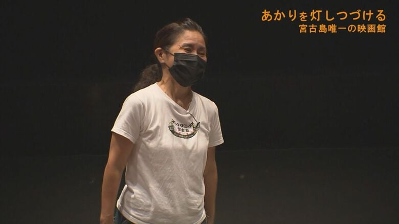 上映開始前に挨拶する下地史子さん