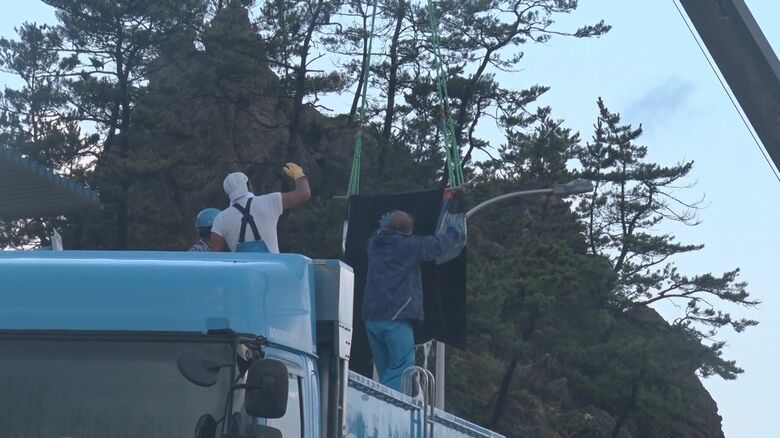 バショウカジキをトレーラーの中へ