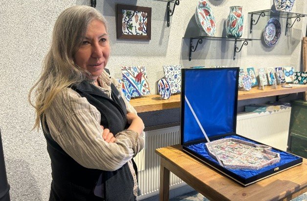 イズニックタイルの技術伝承者であるメスーデ・キュネンさん