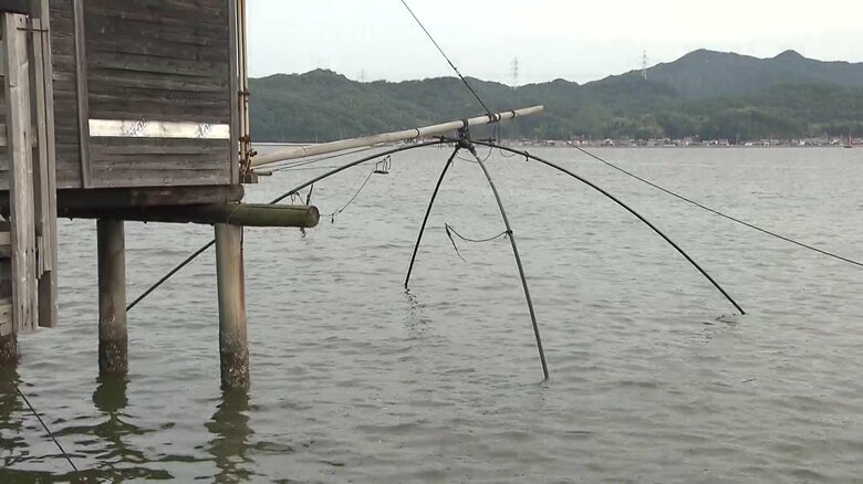 「四つ手網漁」では小屋に設置された網を引き上げる