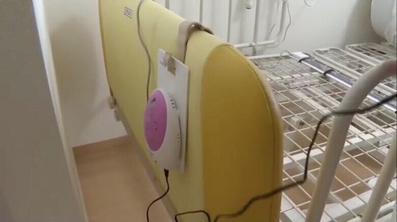 機器を布団の下とベッド脇に設置