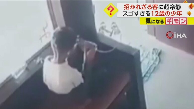 父親が働く結婚式場のオフィスでスマホゲームをしている少年