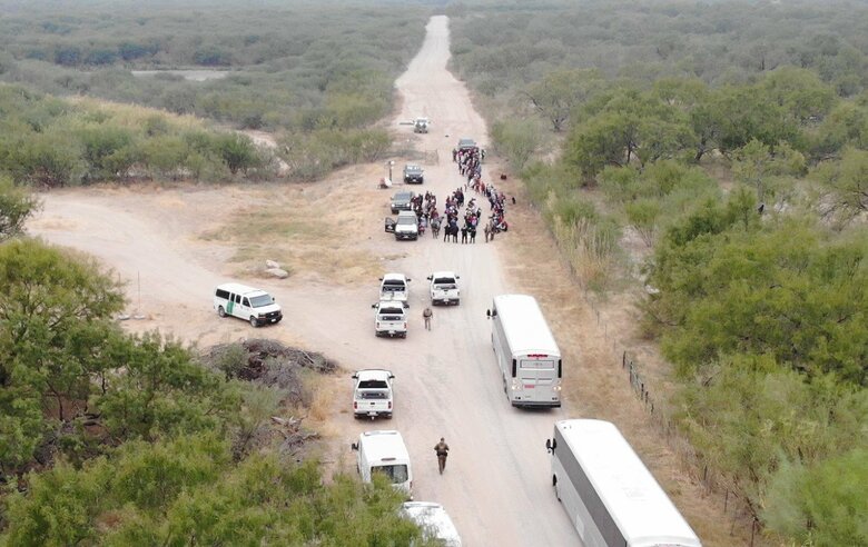 不法入国者が集団で拘束される様子に遭遇した