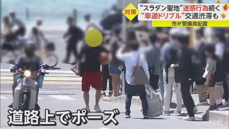 ボールを持って写真撮影する人（2023年5月取材）