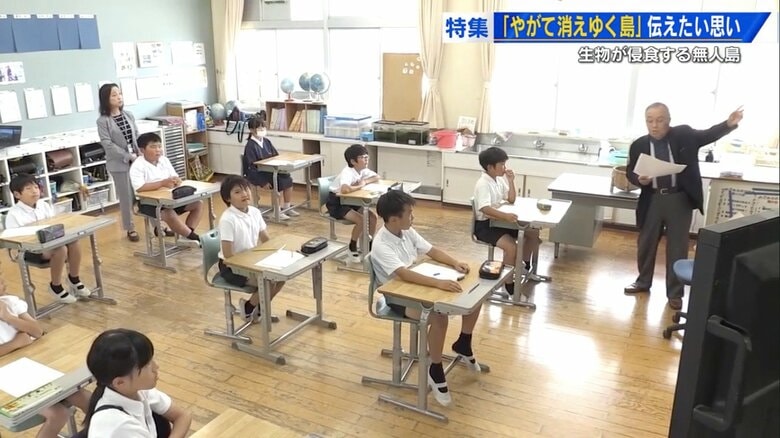 木谷小学校で「ホボロ島の授業」を行う植野さん