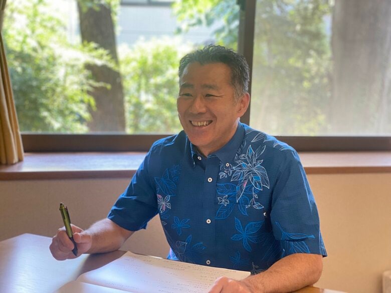 更科学園長。平和への願いを込めかりゆしウェアを普段から着ている