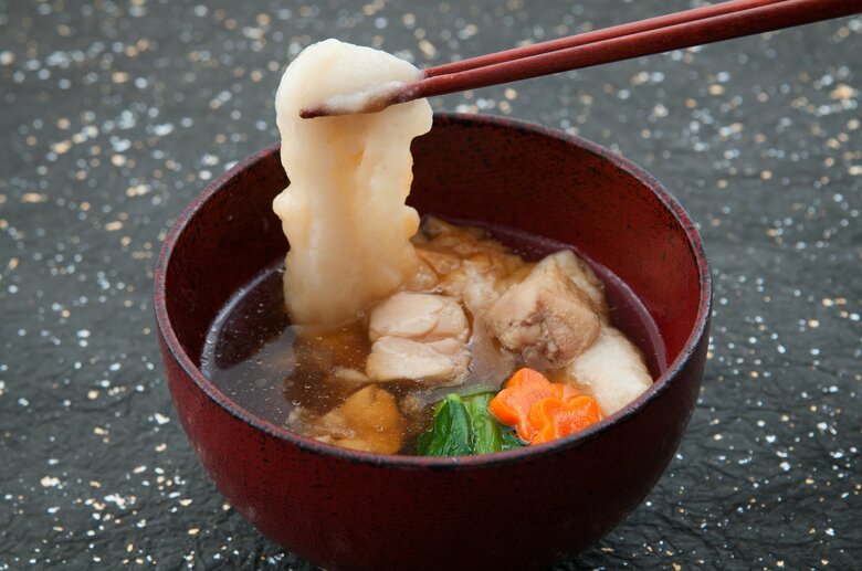 雑煮などの汁物と固形が一緒になった食べ物は注意が必要（画像：イメージ）