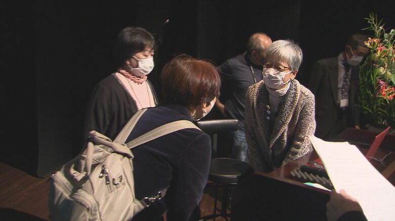 講演会の登壇者に挨拶をする智子さん