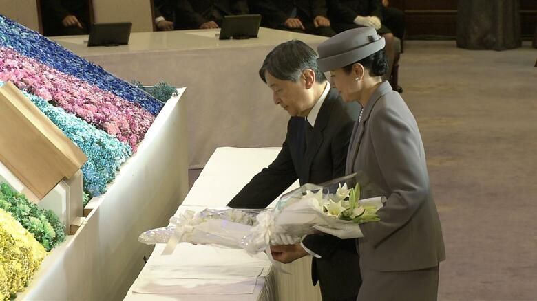 阪神・淡路大震災の式典では祭壇に白のテッポウユリなどの花を供えられた