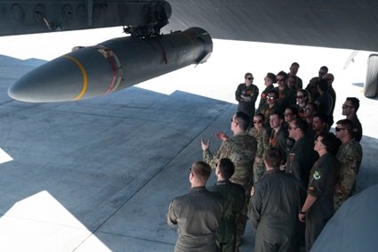 
グアムのアンダーセン基地に展開したB-52H大型爆撃機に吊り下げられたAGM-183A ARRW極超音速滑空体ミサイル。黄色の帯は実弾であることを示している。（米空軍　2月27日）
