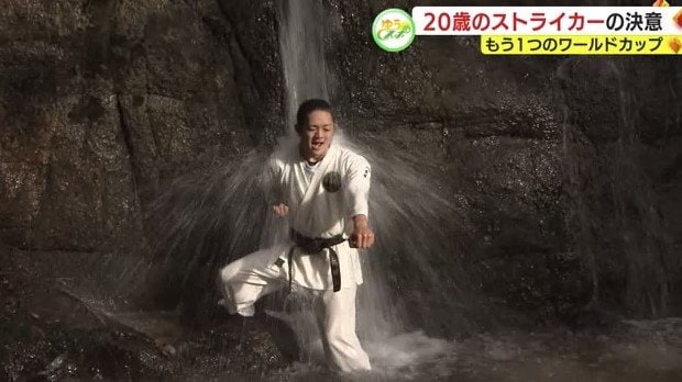 父の空手道場の滝行に参加する後藤選手（2022年1月）