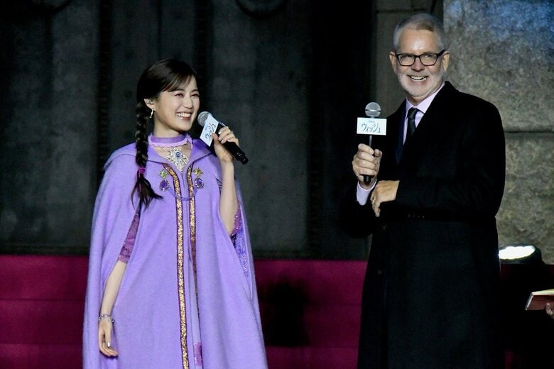 生田絵梨花さんとクリス・バック監督