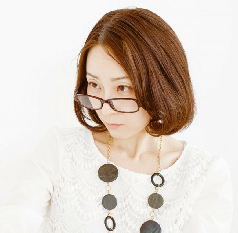 老眼と分かりやすく“老けて見える”仕草　鼻先へメガネをずらしフレームの上部から覗くよう見る「鼻メガネ」（提供：株式会社ビジョンメガネ）