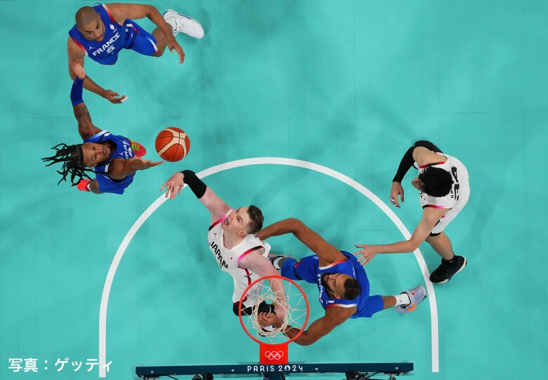 ゴール下で戦うジョシュ・ホーキンソンら選手たち（30日、ピエール・モロワ競技場）