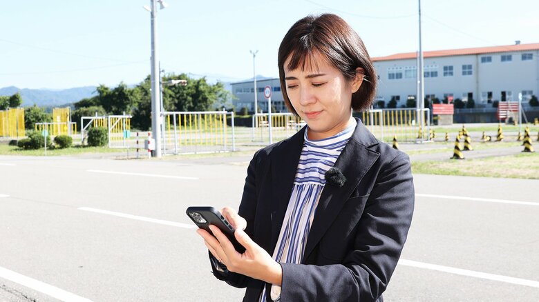ライドシェアのアプリを操作する椿原アナウンサー