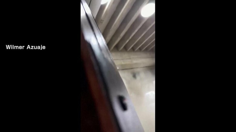 首都カラカスの国際空港で天井が崩落する瞬間