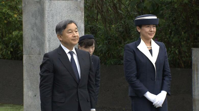 「鎮魂の丘」で拝礼される両陛下