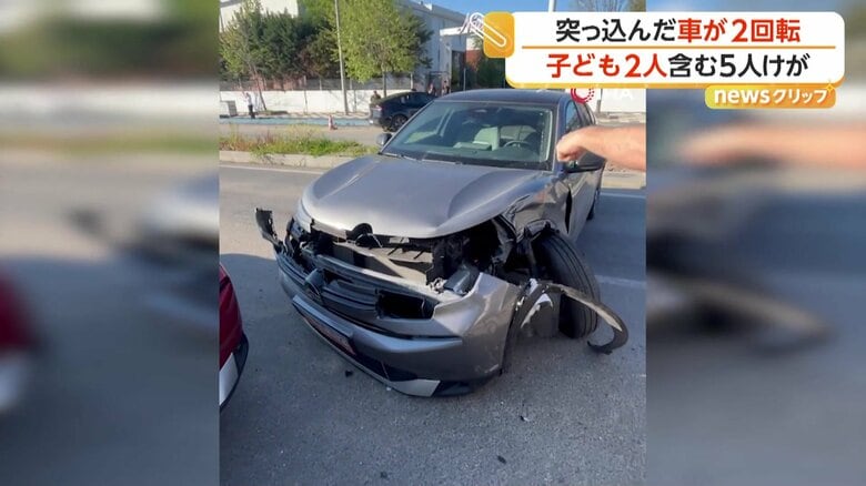 前方部分が激しく破損した車（IHA）