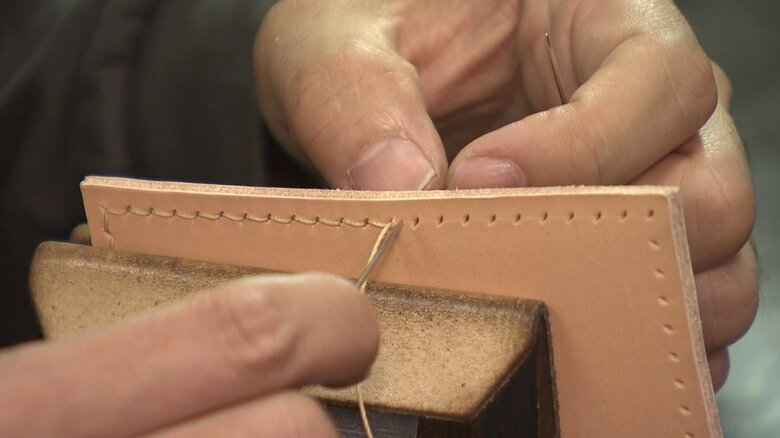 全ての製品を手縫いで仕上げている