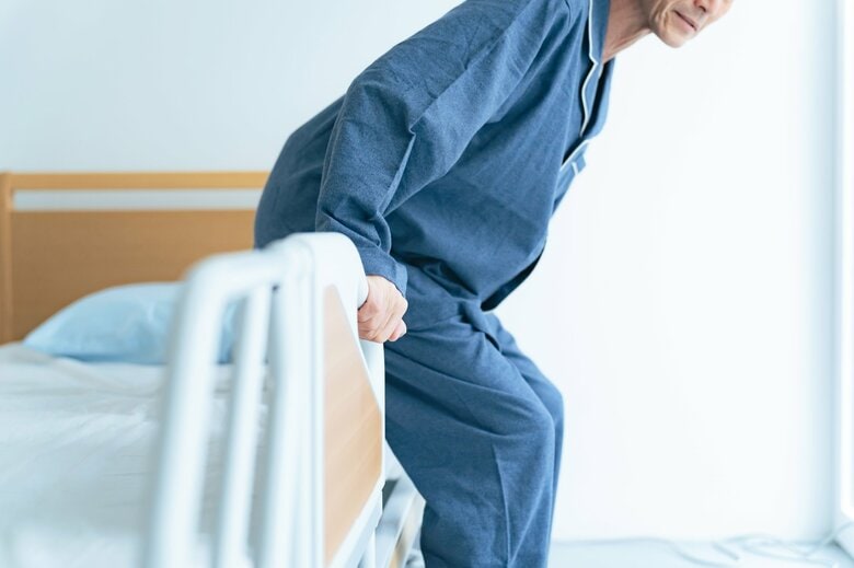 ベッドから立ち、腰を下ろすだけでも筋トレになる（イメージ）