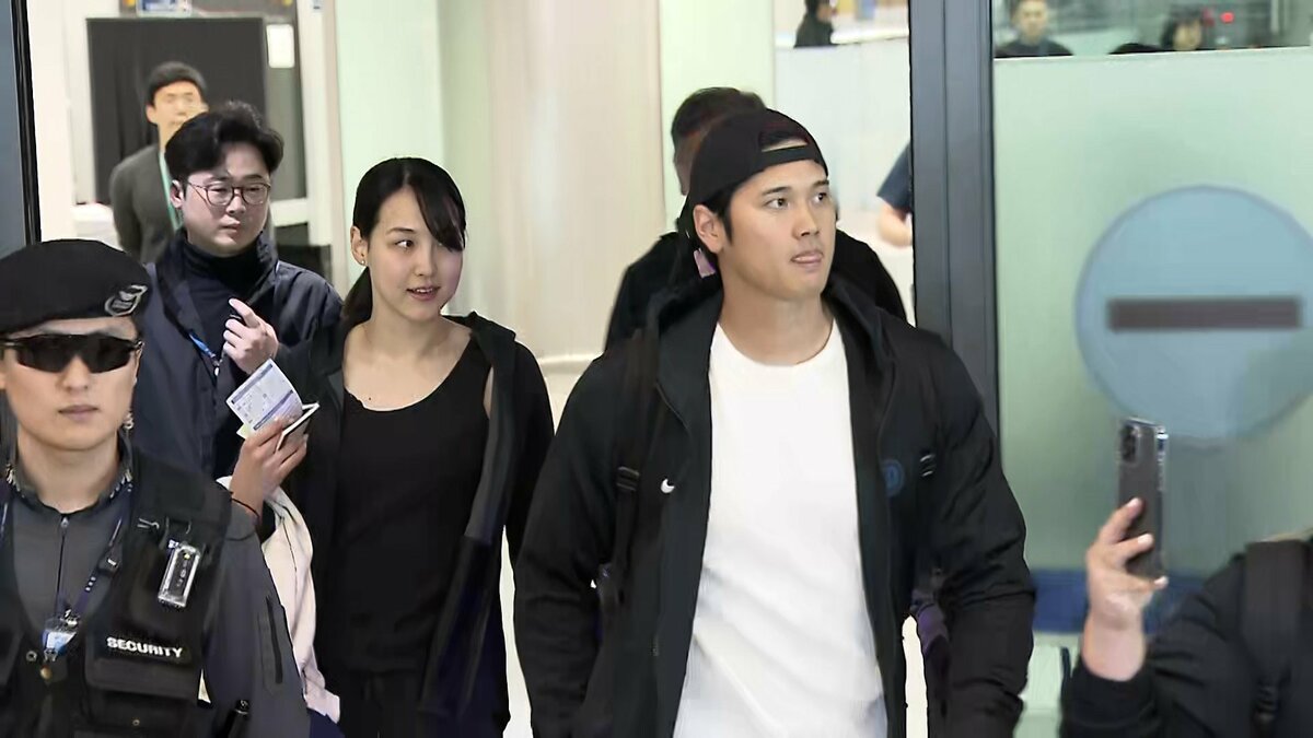 速報】大谷翔平選手が開幕戦の地・韓国に夫婦2Sで到着 空港に