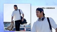 大谷翔平は白いTシャツ姿で引き締まった表情…ドジャースがワールドシリーズ初戦の舞台カナダ・トロントへ出発 山本由伸や佐々木朗希の姿も