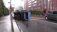 東京・港区でゴミ収集車が横転　「閉じ込められた」運転手自ら通報　カーブ曲がる際にハンドル切りすぎたか