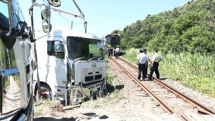 【短期間で2度目】JR釧網線の踏切でトラックと列車が衝突＿乗客乗員16人と運転手にケガなし＿現場は遮断機や警報機がない踏切＿先月も近くの踏切で事故があったばかり＜北海道斜里町＞