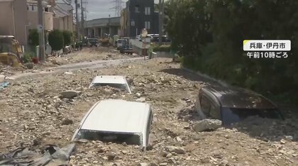 【記録的大雨】道をふさぐ土砂、水浸しの駐車場、埋まる車…伊丹市の川が堤防決壊　富山市では道路崩落で地面えぐれる