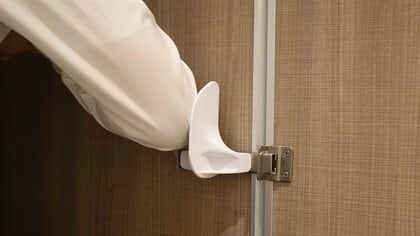 手を触れずにトイレのドアを開閉できる“非接触グッズ”を町工場が開発…どんな技術が使われているか聞いた