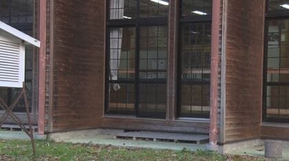 クマが校舎の窓のすぐ外をウロウロ　子どもたちがいる日中に出没　4日前には窓枠が壊される被害を確認　学校では「外で遊ばないよう」注意呼びかけ