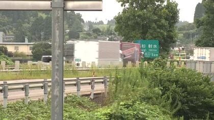 北陸道を逆走か　82歳男性が右足骨折の大ケガ、4時間通行止めに　軽自動車と普通乗用車が衝突