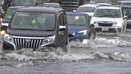冠水した道路、車で走行する時どうすれば？ 車で水が深いところを走るとエンジンが水を吸い込んでしまう可能性　最悪の場合は破損“エンジン停止”も どう対処したらいい？　北海道